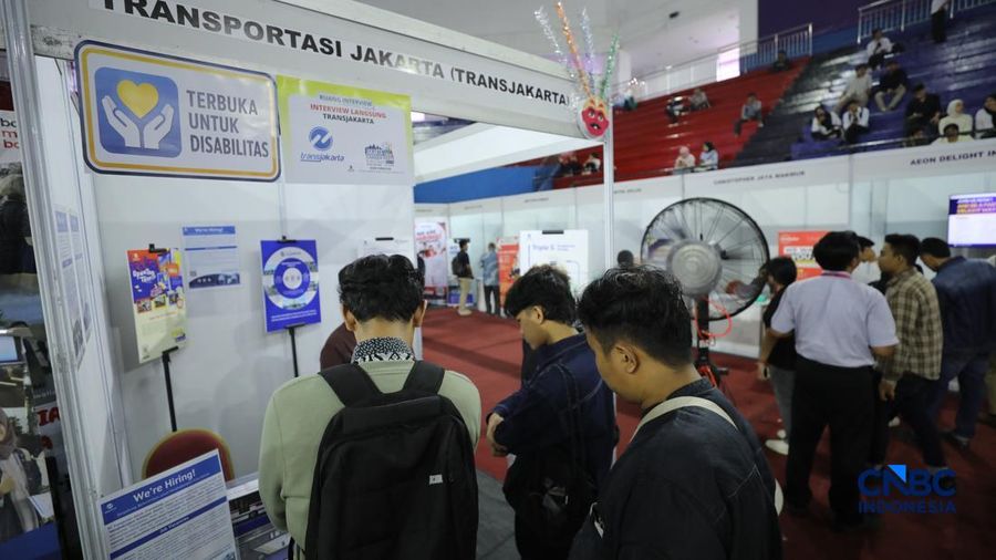 Pencari kerja mencari informasi lowongan pekerjaan pada kegiatan Job Fair yang digelar Pemkot Jakarta Timur di GOR Ciracas, Jakarta, Rabu (29/7/2026). (CNBC Indonesia/Tri Susilo)