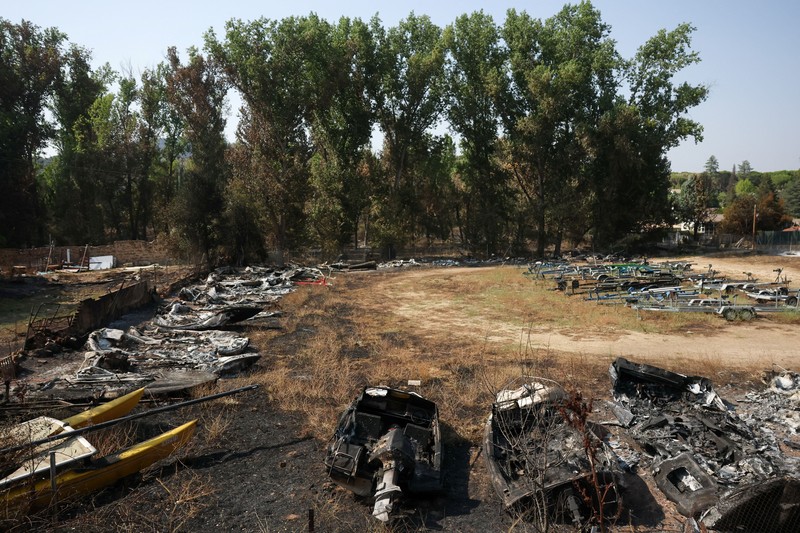Luis Gonzalez berdiri di tengah-tengah properti yang terbakar dan rusak di desa El Tiemblo, saat kebakaran hutan terus melanda provinsi Avila dan Madrid, Spanyol, 28 Juli 2026. (REUTERS/Violeta Santos Moura)