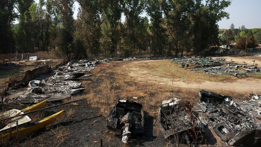 Perahu-perahu yang hangus masih terlihat di desa Pelayos de la Presa, sementara kebakaran hutan terus melanda provinsi Avila dan Madrid, Spanyol, 28 Juli 2026.