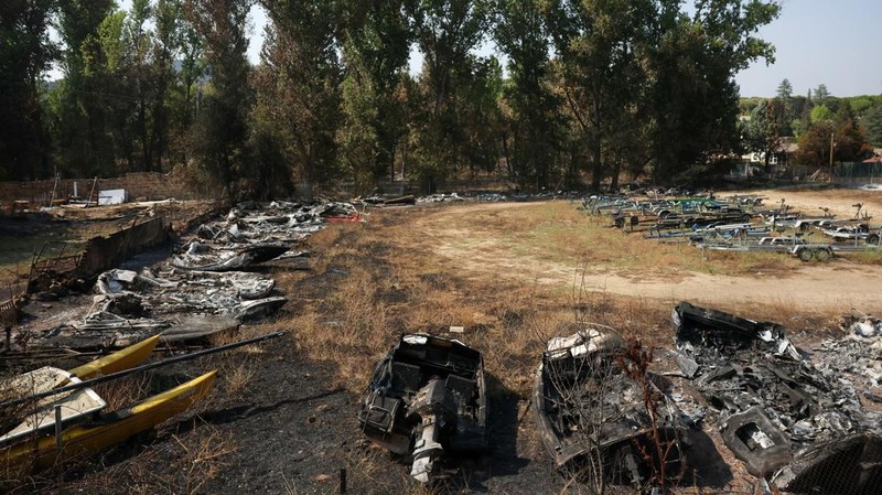 Perahu-perahu yang hangus masih terlihat di desa Pelayos de la Presa, sementara kebakaran hutan terus melanda provinsi Avila dan Madrid, Spanyol, 28 Juli 2026.