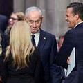 Perdana Menteri Israel Benjamin Netanyahu bersama istrinya Sara, Menteri Pertahanan AS Pete Hegseth dan pejabat lainnya pada hari upacara pemakaman mendiang Senator AS Lindsey Graham (R-SC) di Katedral Nasional Washington di Washington, D.C., AS, 28