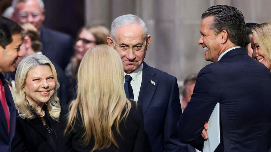 Perdana Menteri Israel Benjamin Netanyahu bersama istrinya Sara, Menteri Pertahanan AS Pete Hegseth dan pejabat lainnya pada hari upacara pemakaman mendiang Senator AS Lindsey Graham (R-SC) di Katedral Nasional Washington di Washington, D.C., AS, 28 Juli 2026.