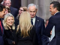 Perdana Menteri Israel Benjamin Netanyahu bersama istrinya Sara, Menteri Pertahanan AS Pete Hegseth dan pejabat lainnya pada hari upacara pemakaman mendiang Senator AS Lindsey Graham (R-SC) di Katedral Nasional Washington di Washington, D.C., AS, 28