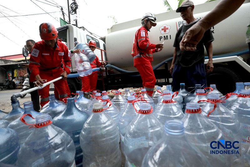 Warga mengantre air bersih yang di distribusikan PMI Depok, di RW 08 Kelurahan Cipayung Jaya, Kecamatan Cipayung, Kota Depok, Rabu (29/7/2026). (CNBC Indonesia/Tri Susilo)