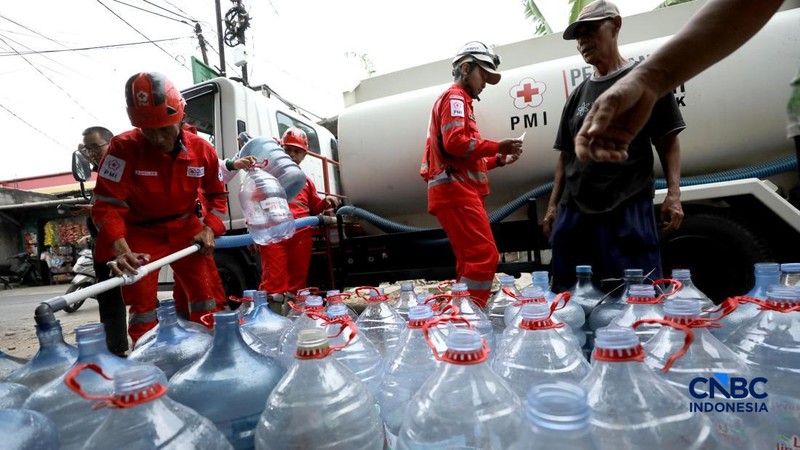Petugas Palang Merah Indonesia (PMI) mendistribusikan air bersih kepada 78 kepala keluarga di RW 08, Cipayung Jaya, Kota Depok, Jawa Barat, Rabu (29/7/2026). (CNBC Indonesia/Tri Susilo)