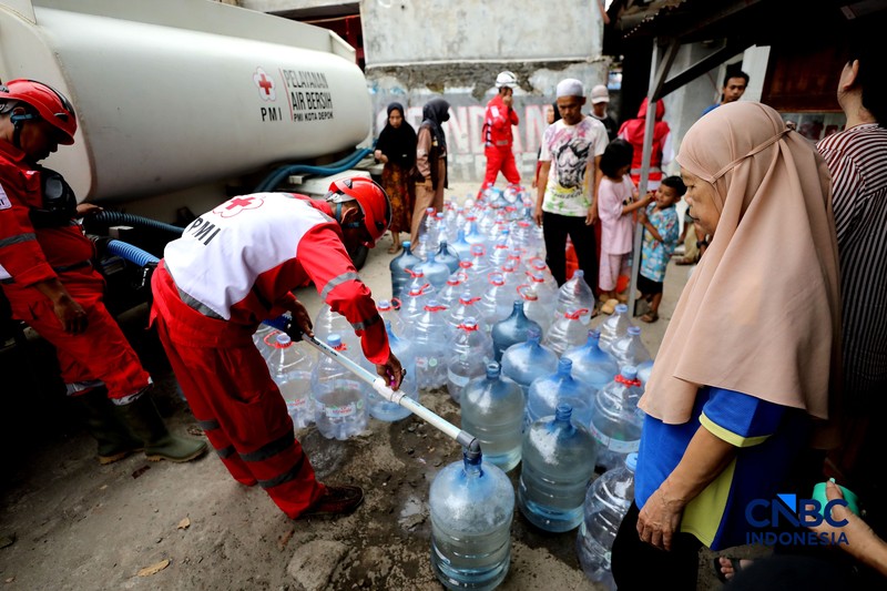 Warga mengantre air bersih yang di distribusikan PMI Depok, di RW 08 Kelurahan Cipayung Jaya, Kecamatan Cipayung, Kota Depok, Rabu (29/7/2026). (CNBC Indonesia/Tri Susilo)
