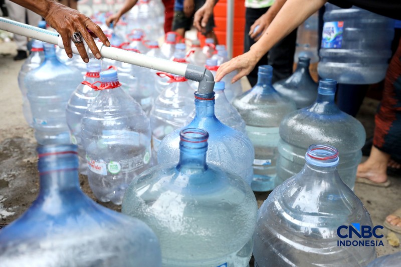 Warga mengantre air bersih yang di distribusikan PMI Depok, di RW 08 Kelurahan Cipayung Jaya, Kecamatan Cipayung, Kota Depok, Rabu (29/7/2026). (CNBC Indonesia/Tri Susilo)