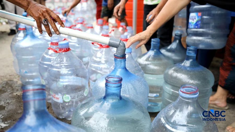 Petugas Palang Merah Indonesia (PMI) mendistribusikan air bersih kepada 78 kepala keluarga di RW 08, Cipayung Jaya, Kota Depok, Jawa Barat, Rabu (29/7/2026). (CNBC Indonesia/Tri Susilo)