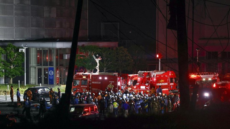 Petugas penyelamat melakukan operasi pencarian dan penyelamatan di pusat perbelanjaan Aeon Mall yang rusak, tempat, menurut media lokal, terjadi ledakan setelah gempa bumi dengan magnitudo awal 7,1 melanda prefektur Kumamoto selatan Jepang, di Kota Kashima, Prefektur Kumamoto, Jepang, 28 Juli 2026.