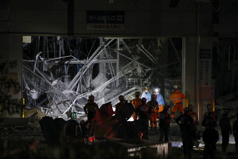 Foto udara menunjukkan pusat perbelanjaan Aeon Mall yang rusak, tempat menurut media lokal terjadi ledakan setelah gempa bumi dengan magnitudo awal 7,1 melanda prefektur Kumamoto selatan Jepang, di Kota Kashima, Prefektur Kumamoto, 28 Juli 2026, dalam foto yang dirilis oleh Kyodo. (Kyodo/via REUTERS)