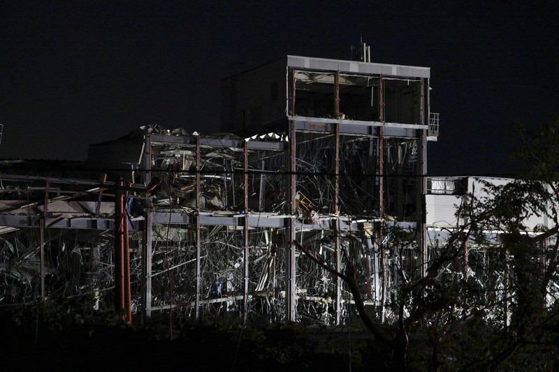 Foto udara menunjukkan pusat perbelanjaan Aeon Mall yang rusak, tempat menurut media lokal terjadi ledakan setelah gempa bumi dengan magnitudo awal 7,1 melanda prefektur Kumamoto selatan Jepang, di Kota Kashima, Prefektur Kumamoto, 28 Juli 2026, dalam foto yang dirilis oleh Kyodo. (Kyodo/via REUTERS)
