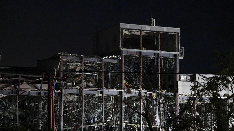 Pusat perbelanjaan Aeon Mall yang rusak, tempat menurut media lokal terjadi ledakan setelah gempa bumi dengan magnitudo awal 7,1 melanda prefektur Kumamoto selatan Jepang, di Kota Kashima, Prefektur Kumamoto, Jepang, 28 Juli 2026.