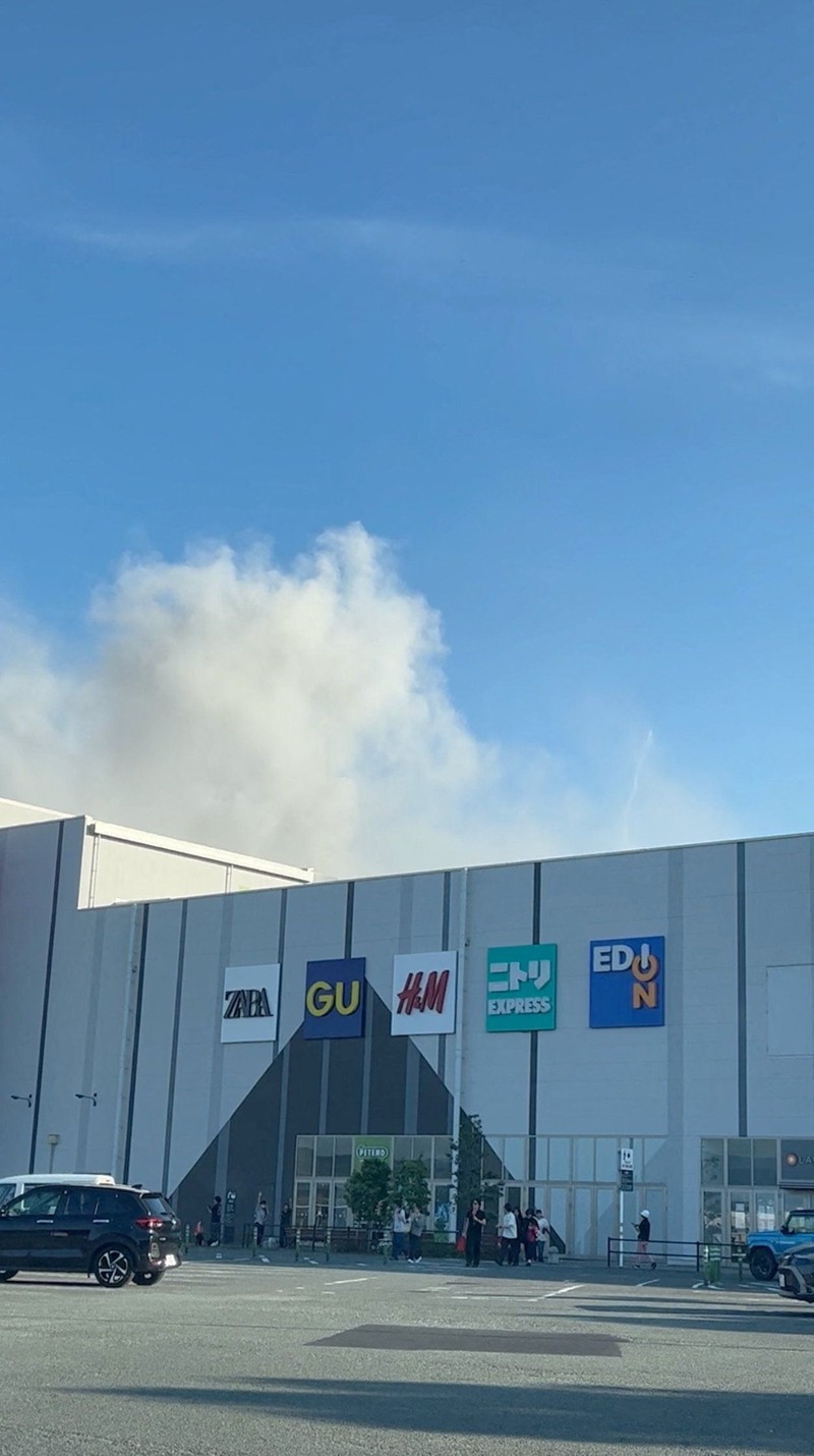 Foto udara menunjukkan pusat perbelanjaan Aeon Mall yang rusak, tempat menurut media lokal terjadi ledakan setelah gempa bumi dengan magnitudo awal 7,1 melanda prefektur Kumamoto selatan Jepang, di Kota Kashima, Prefektur Kumamoto, 28 Juli 2026, dalam foto yang dirilis oleh Kyodo. (Kyodo/via REUTERS)