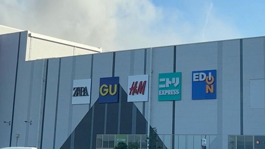 Rekaman detik-detik setelah gempa memperlihatkan asap tebal membubung dari pusat perbelanjaan Aeon Mall di Kashima, Prefektur Kumamoto, Jepang, Selasa (28/7/2026). Menurut media lokal, ledakan diduga terjadi di kompleks pusat perbelanjaan tersebut se