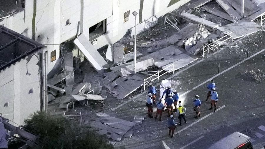 Sebuah pemandangan udara menunjukkan para petugas penyelamat melakukan operasi pencarian dan penyelamatan di pusat perbelanjaan Aeon Mall yang rusak, di mana, menurut media lokal, terjadi ledakan setelah gempa bumi dengan magnitudo awal 7,1 melanda p