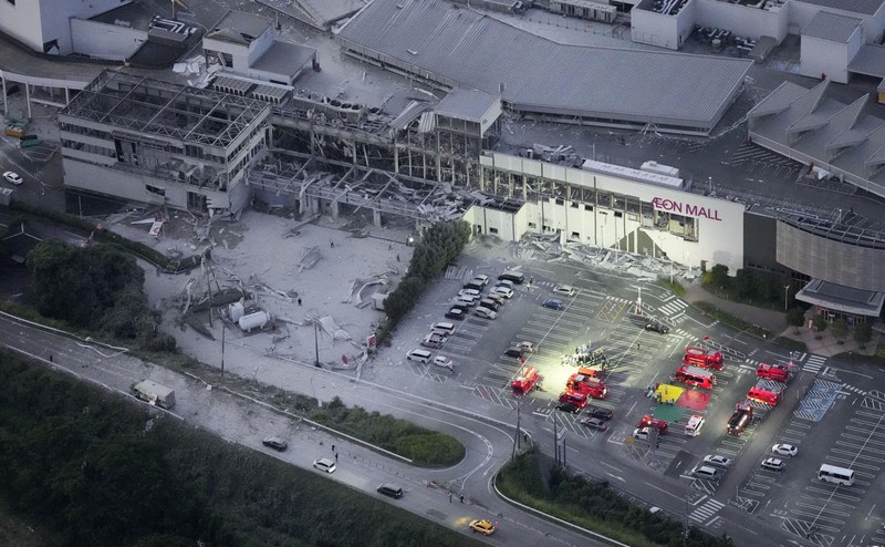 Foto udara menunjukkan pusat perbelanjaan Aeon Mall yang rusak, tempat menurut media lokal terjadi ledakan setelah gempa bumi dengan magnitudo awal 7,1 melanda prefektur Kumamoto selatan Jepang, di Kota Kashima, Prefektur Kumamoto, 28 Juli 2026, dalam foto yang dirilis oleh Kyodo. (Kyodo/via REUTERS)