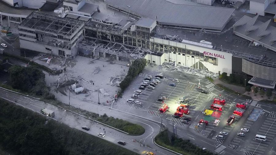 Sebuah pemandangan udara menunjukkan para petugas penyelamat melakukan operasi pencarian dan penyelamatan di pusat perbelanjaan Aeon Mall yang rusak, di mana, menurut media lokal, terjadi ledakan setelah gempa bumi dengan magnitudo awal 7,1 melanda prefektur Kumamoto selatan Jepang, di Kota Kashima, Prefektur Kumamoto, Jepang, 28 Juli 2026.