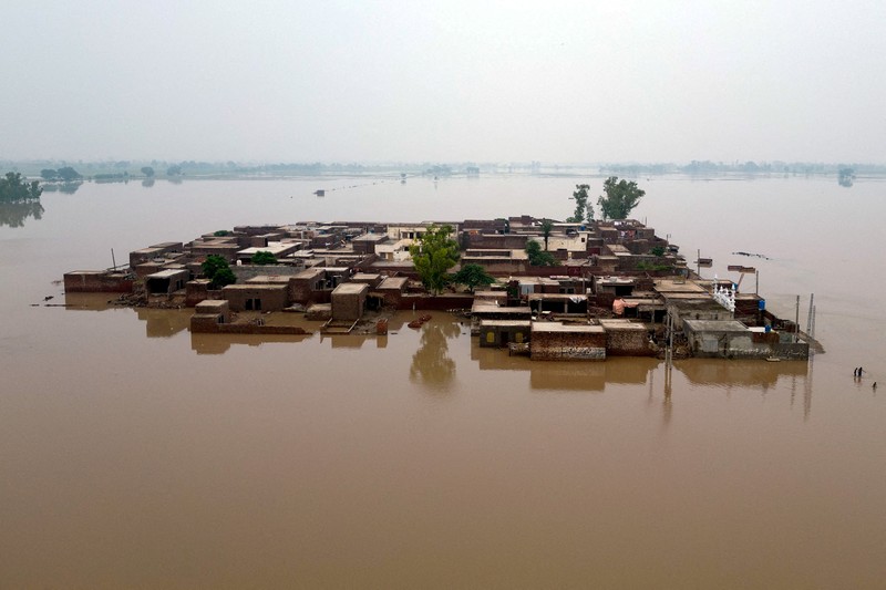 Sebuah tayangan drone menunjukkan rumah-rumah yang terendam air di desa Noorpur setelah hujan monsun di Muridke, Pakistan, 28 Juli 2026. (REUTERS/Murtaza Ali)
