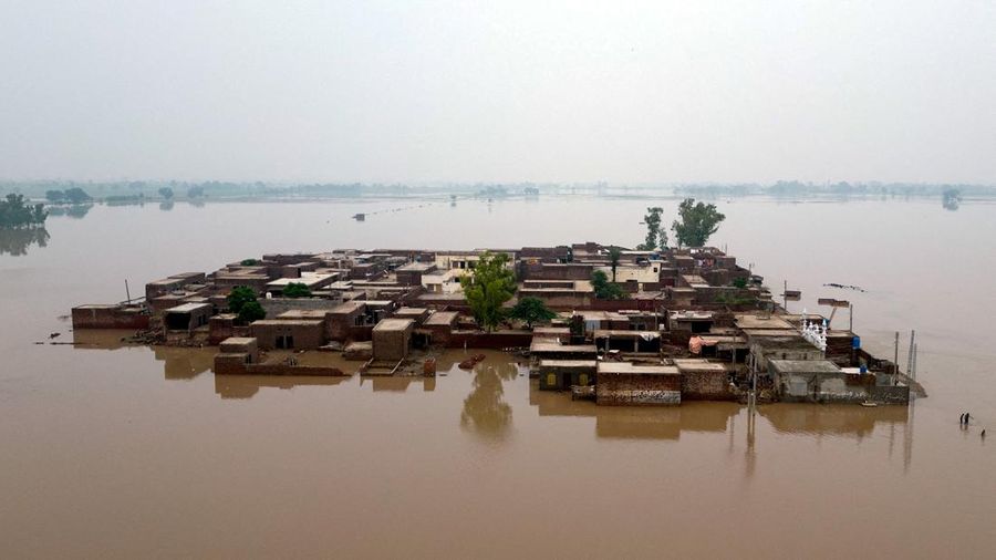 Sebuah tayangan drone menunjukkan rumah-rumah yang terendam air di desa Noorpur setelah hujan monsun di Muridke, Pakistan, 28 Juli 2026. (REUTERS/Murtaza Ali)