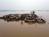 Sebuah tayangan drone menunjukkan rumah-rumah yang terendam air di desa Noorpur setelah hujan monsun di Muridke, Pakistan, 28 Juli 2026. (REUTERS/Murtaza Ali)