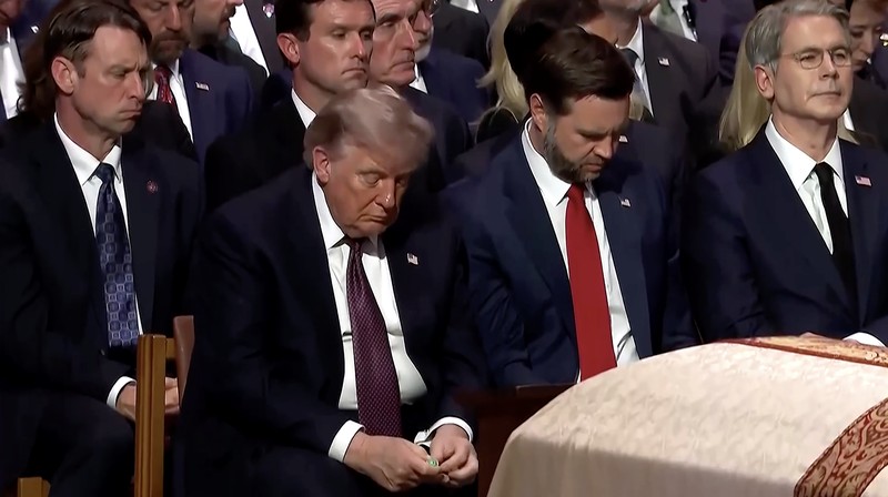 Presiden AS Donald Trump, Wakil Presiden AS JD Vance, Menteri Keuangan AS Scott Bessent, Eric Trump, dan istrinya Lara menghadiri upacara pemakaman mendiang Senator AS Lindsey Graham (R-SC) di Katedral Nasional Washington di Washington, D.C., AS, 28 Juli 2026. (REUTERS/Evan Vucci)