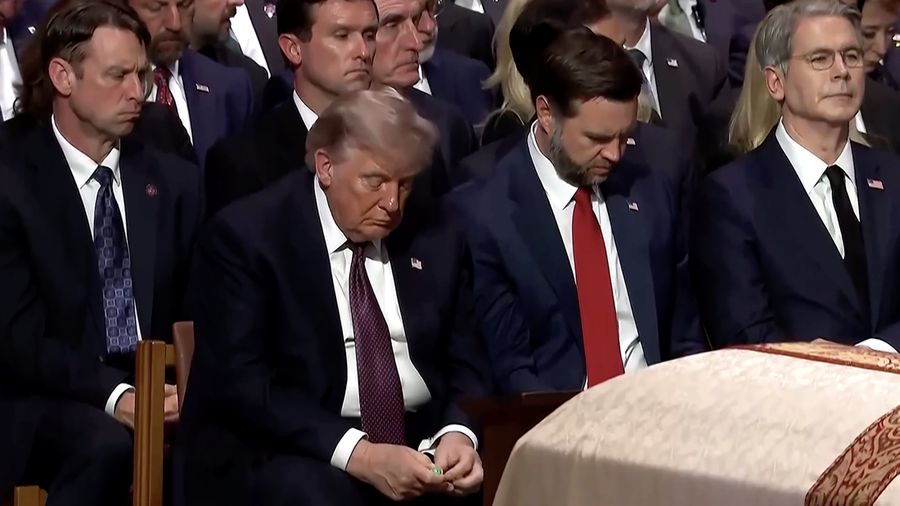 Selama upacara pemakaman Senator Partai Republik Lindsey Graham pada hari Selasa (28 Juli), Presiden AS Donald Trump menawarkan beberapa permen Tic-Tac kepada Wakil Presiden dan Menteri Keuangannya.