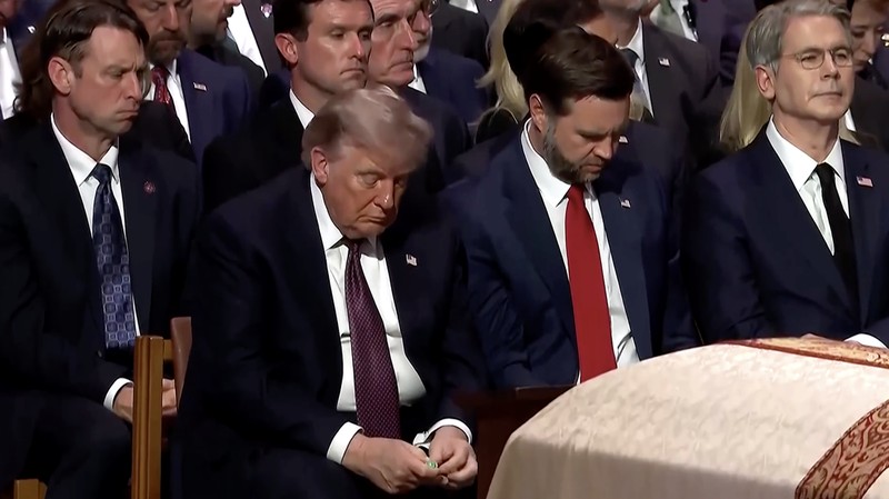 Selama upacara pemakaman Senator Partai Republik Lindsey Graham pada hari Selasa (28 Juli), Presiden AS Donald Trump menawarkan beberapa permen Tic-Tac kepada Wakil Presiden dan Menteri Keuangannya.