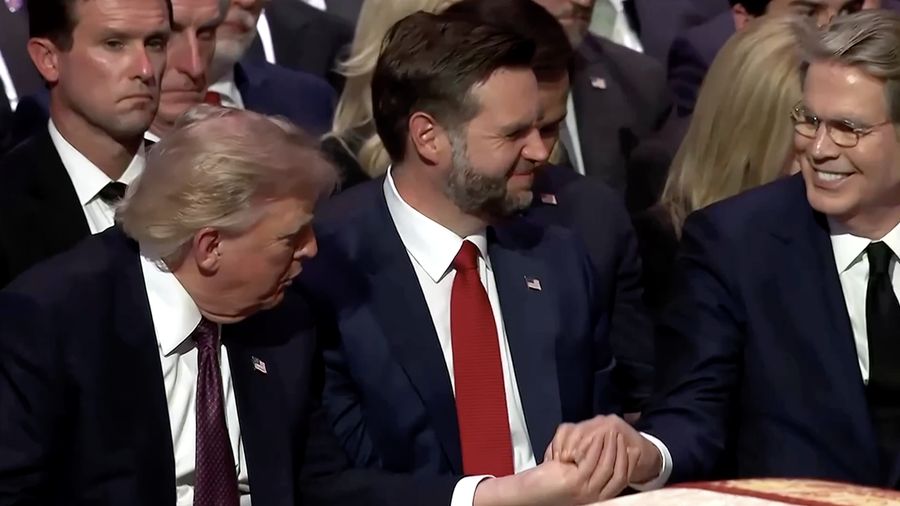 Selama upacara pemakaman Senator Partai Republik Lindsey Graham pada hari Selasa (28 Juli), Presiden AS Donald Trump menawarkan beberapa permen Tic-Tac kepada Wakil Presiden dan Menteri Keuangannya.