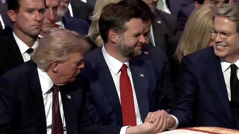 Selama upacara pemakaman Senator Partai Republik Lindsey Graham pada hari Selasa (28 Juli), Presiden AS Donald Trump menawarkan beberapa permen Tic-Tac kepada Wakil Presiden dan Menteri Keuangannya.