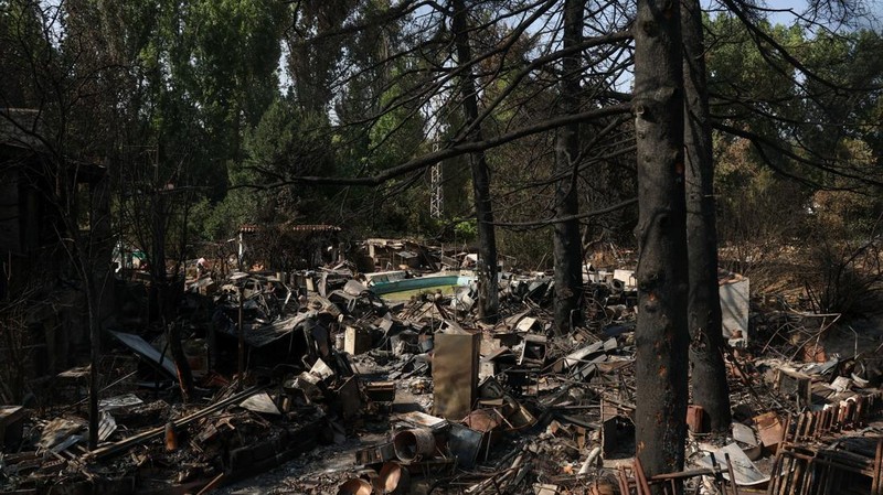 Sisa-sisa bangunan yang hangus terbakar terlihat di desa Pelayos de la Presa, akibat kebakaran hutan yang terus melanda provinsi Avila dan Madrid, Spanyol, 28 Juli 2026.