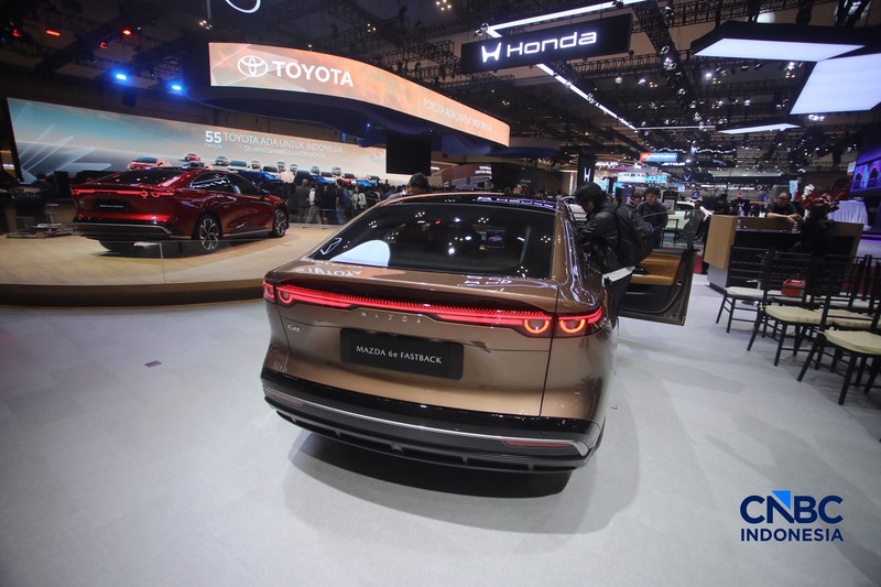 The All New Mazda 6e Fastback yang merupakan mobil listrik kedua keluaran Mazda ditampilkan dalam acara GIIAS 2026 di ICE BSD, Kabupaten Tangerang, Banten, Rabu (29/7/2026). (CNBC Indonesia/Faisal Rahman)