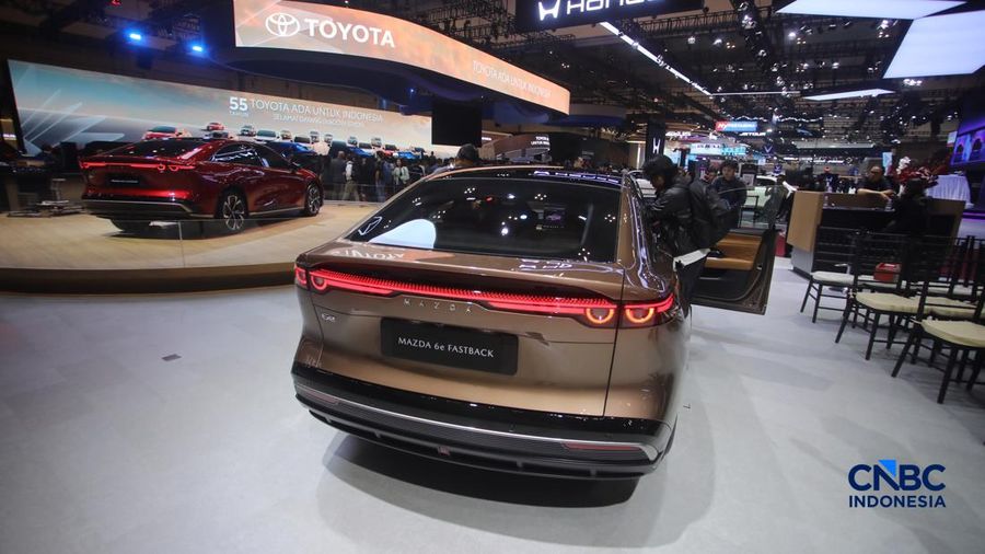 The All New Mazda 6e Fastback yang merupakan mobil listrik kedua keluaran Mazda ditampilkan dalam acara GIIAS 2026 di ICE BSD, Kabupaten Tangerang, Banten, Rabu (29/7/2026). (CNBC Indonesia/Faisal Rahman)