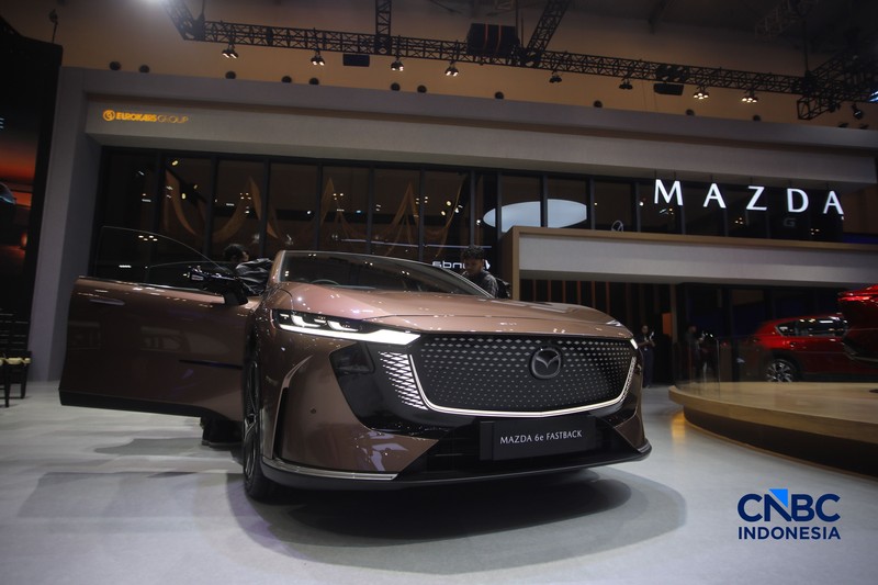 The All New Mazda 6e Fastback yang merupakan mobil listrik kedua keluaran Mazda ditampilkan dalam acara GIIAS 2026 di ICE BSD, Kabupaten Tangerang, Banten, Rabu (29/7/2026). (CNBC Indonesia/Faisal Rahman)