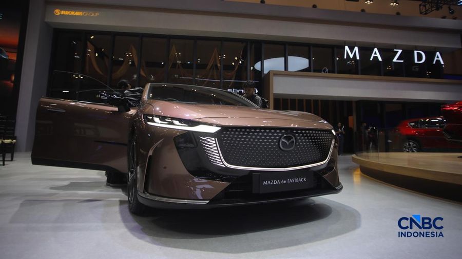 The All New Mazda 6e Fastback yang merupakan mobil listrik kedua keluaran Mazda ditampilkan dalam acara GIIAS 2026 di ICE BSD, Kabupaten Tangerang, Banten, Rabu (29/7/2026). (CNBC Indonesia/Faisal Rahman)
