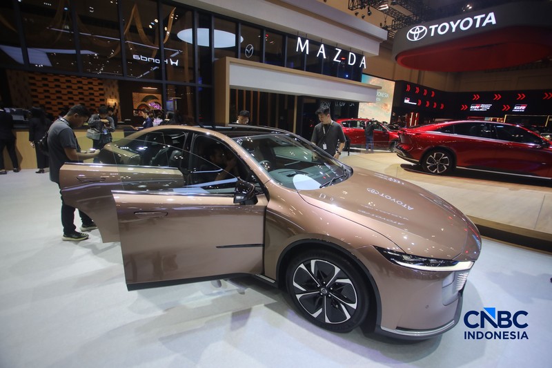 The All New Mazda 6e Fastback yang merupakan mobil listrik kedua keluaran Mazda ditampilkan dalam acara GIIAS 2026 di ICE BSD, Kabupaten Tangerang, Banten, Rabu (29/7/2026). (CNBC Indonesia/Faisal Rahman)