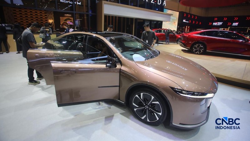 The All New Mazda 6e Fastback yang merupakan mobil listrik kedua keluaran Mazda ditampilkan dalam acara GIIAS 2026 di ICE BSD, Kabupaten Tangerang, Banten, Rabu (29/7/2026). (CNBC Indonesia/Faisal Rahman)