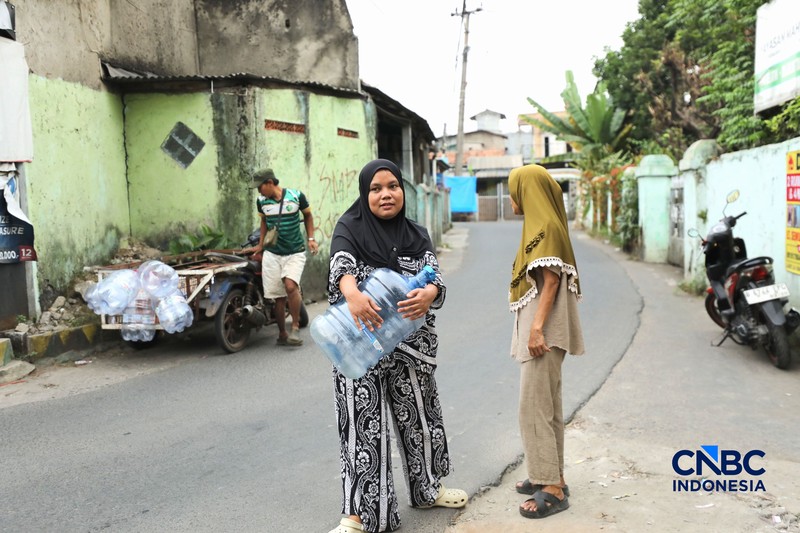 Warga mengantre air bersih yang di distribusikan PMI Depok, di RW 08 Kelurahan Cipayung Jaya, Kecamatan Cipayung, Kota Depok, Rabu (29/7/2026). (CNBC Indonesia/Tri Susilo)
