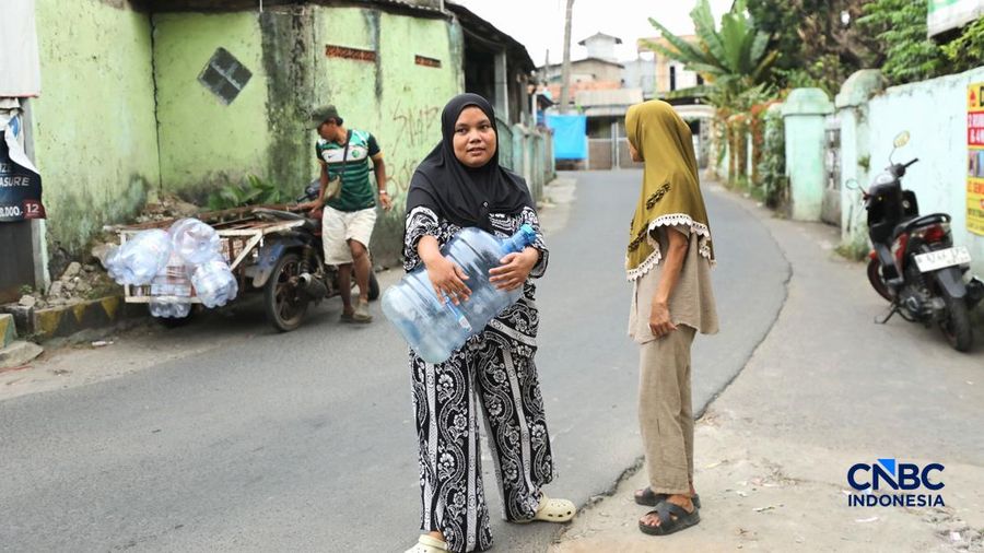 Warga mengantre air bersih yang di distribusikan PMI Depok, di RW 08 Kelurahan Cipayung Jaya, Kecamatan Cipayung, Kota Depok, Rabu (29/7/2026). (CNBC Indonesia/Tri Susilo)