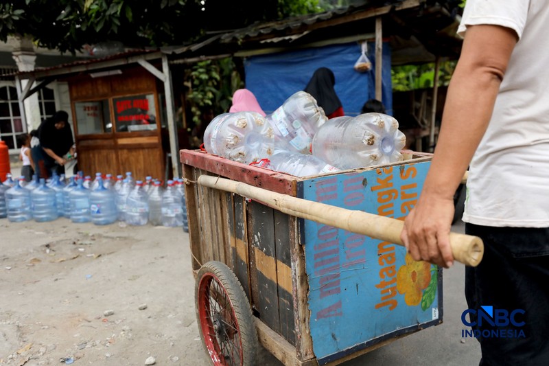 Warga mengantre air bersih yang di distribusikan PMI Depok, di RW 08 Kelurahan Cipayung Jaya, Kecamatan Cipayung, Kota Depok, Rabu (29/7/2026). (CNBC Indonesia/Tri Susilo)