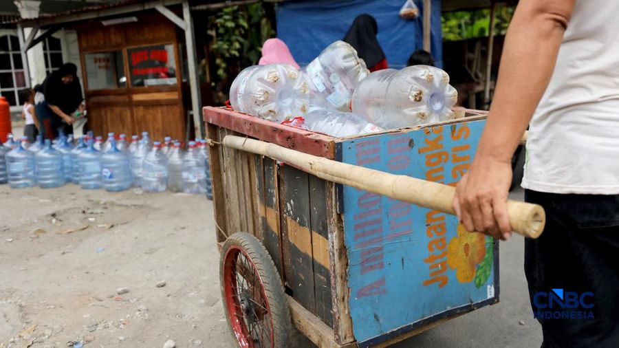 Warga mengantre air bersih yang di distribusikan PMI Depok, di RW 08 Kelurahan Cipayung Jaya, Kecamatan Cipayung, Kota Depok, Rabu (29/7/2026). (CNBC Indonesia/Tri Susilo)