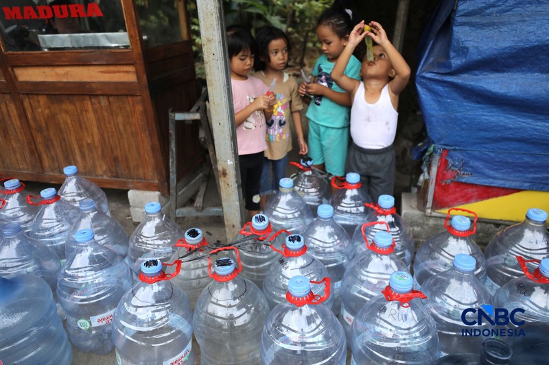 Warga mengantre air bersih yang di distribusikan PMI Depok, di RW 08 Kelurahan Cipayung Jaya, Kecamatan Cipayung, Kota Depok, Rabu (29/7/2026). (CNBC Indonesia/Tri Susilo)