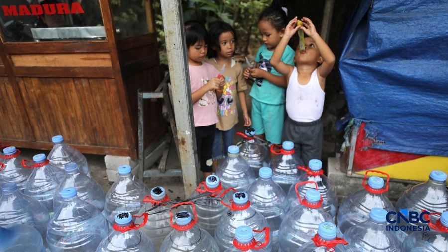 Warga mengantre air bersih yang di distribusikan PMI Depok, di RW 08 Kelurahan Cipayung Jaya, Kecamatan Cipayung, Kota Depok, Rabu (29/7/2026). (CNBC Indonesia/Tri Susilo)