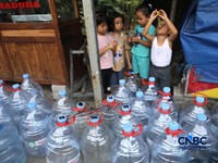 Warga mengantre air bersih yang di distribusikan PMI Depok, di RW 08 Kelurahan Cipayung Jaya, Kecamatan Cipayung, Kota Depok, Rabu (29/7/2026). (CNBC Indonesia/Tri Susilo)