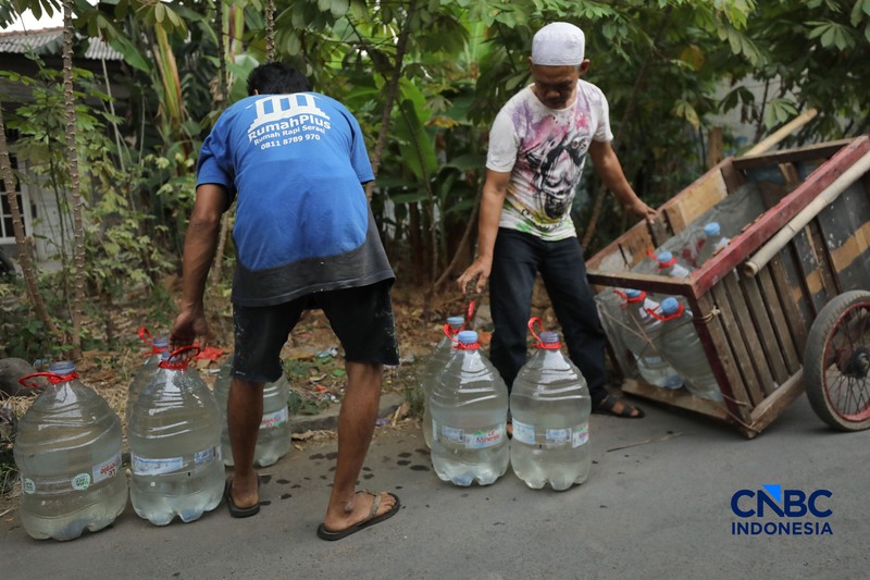 Warga mengantre air bersih yang di distribusikan PMI Depok, di RW 08 Kelurahan Cipayung Jaya, Kecamatan Cipayung, Kota Depok, Rabu (29/7/2026). (CNBC Indonesia/Tri Susilo)