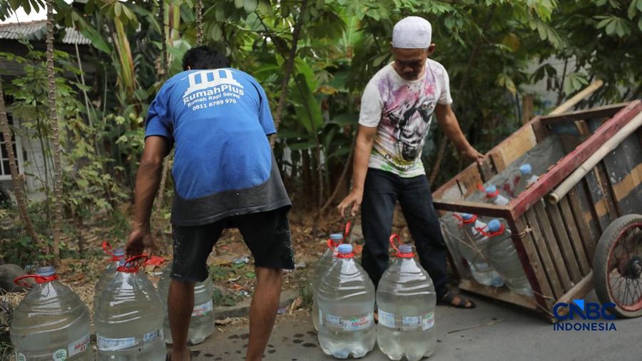 Warga mengantre air bersih yang di distribusikan PMI Depok, di RW 08 Kelurahan Cipayung Jaya, Kecamatan Cipayung, Kota Depok, Rabu (29/7/2026). (CNBC Indonesia/Tri Susilo)