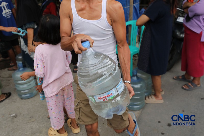 Warga mengantre air bersih yang di distribusikan PMI Depok, di RW 08 Kelurahan Cipayung Jaya, Kecamatan Cipayung, Kota Depok, Rabu (29/7/2026). (CNBC Indonesia/Tri Susilo)