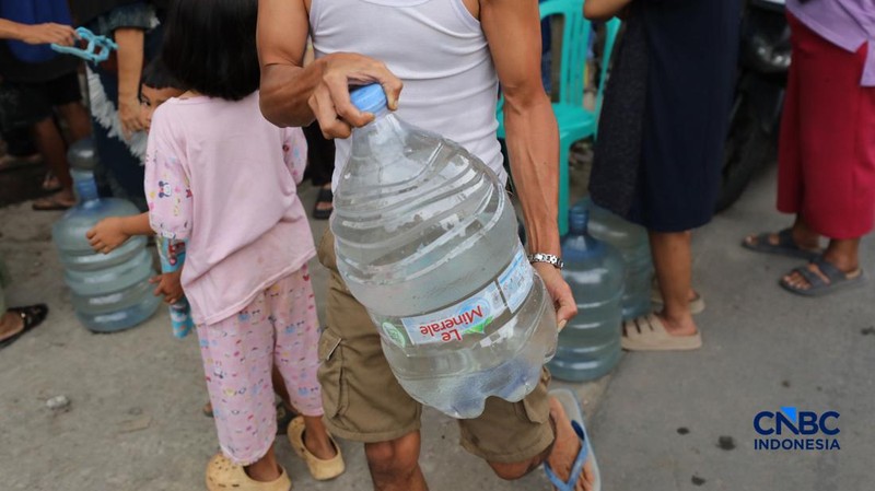Warga mengantre air bersih yang di distribusikan PMI Depok, di RW 08 Kelurahan Cipayung Jaya, Kecamatan Cipayung, Kota Depok, Rabu (29/7/2026). (CNBC Indonesia/Tri Susilo)