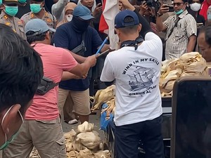 Gerakan Palangka Raya Gelap Segel Kantor PLN, Peternak Bawa Bangkai Ayam