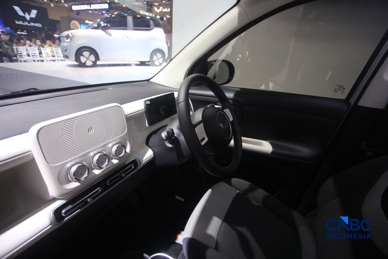 Wuling Aira EV ditampilkan dalam acara GIIAS 2026 di ICE BSD, Kabupaten Tangerang, Banten, Rabu (29/7/2026). (CNBC Indonesia/Faisal Rahman)