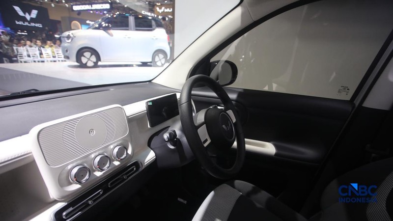 Wuling Aira EV ditampilkan dalam acara GIIAS 2026 di ICE BSD, Kabupaten Tangerang, Banten, Rabu (29/7/2026). (CNBC Indonesia/Faisal Rahman)